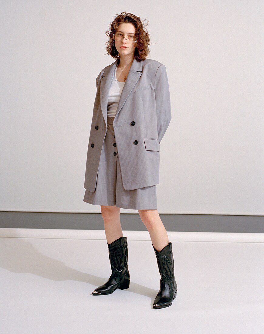 King Princess portant un ensemble short gris