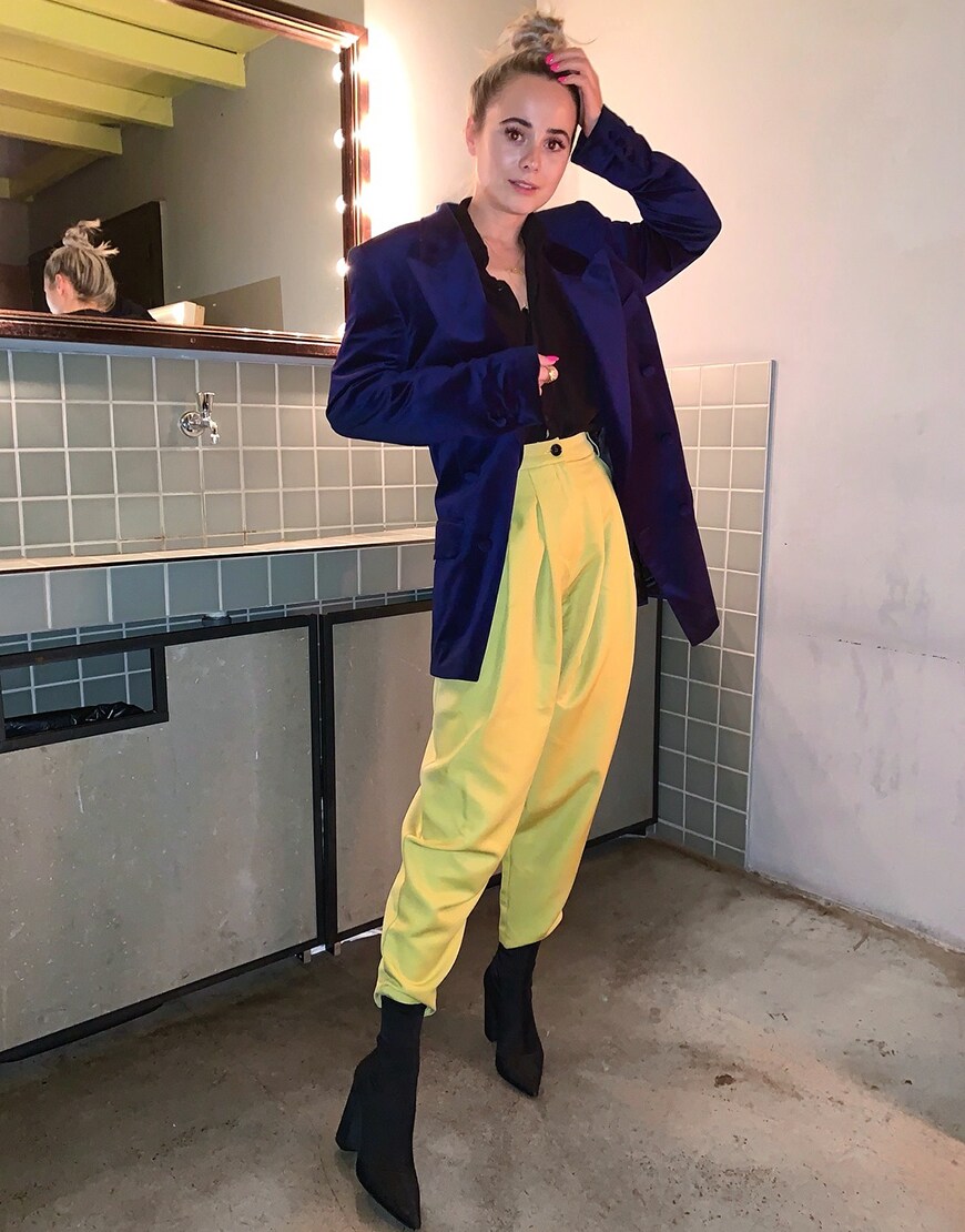 ASOS Insider Jana portant un blazer bleu en velours et un pantalon à pinces jaune