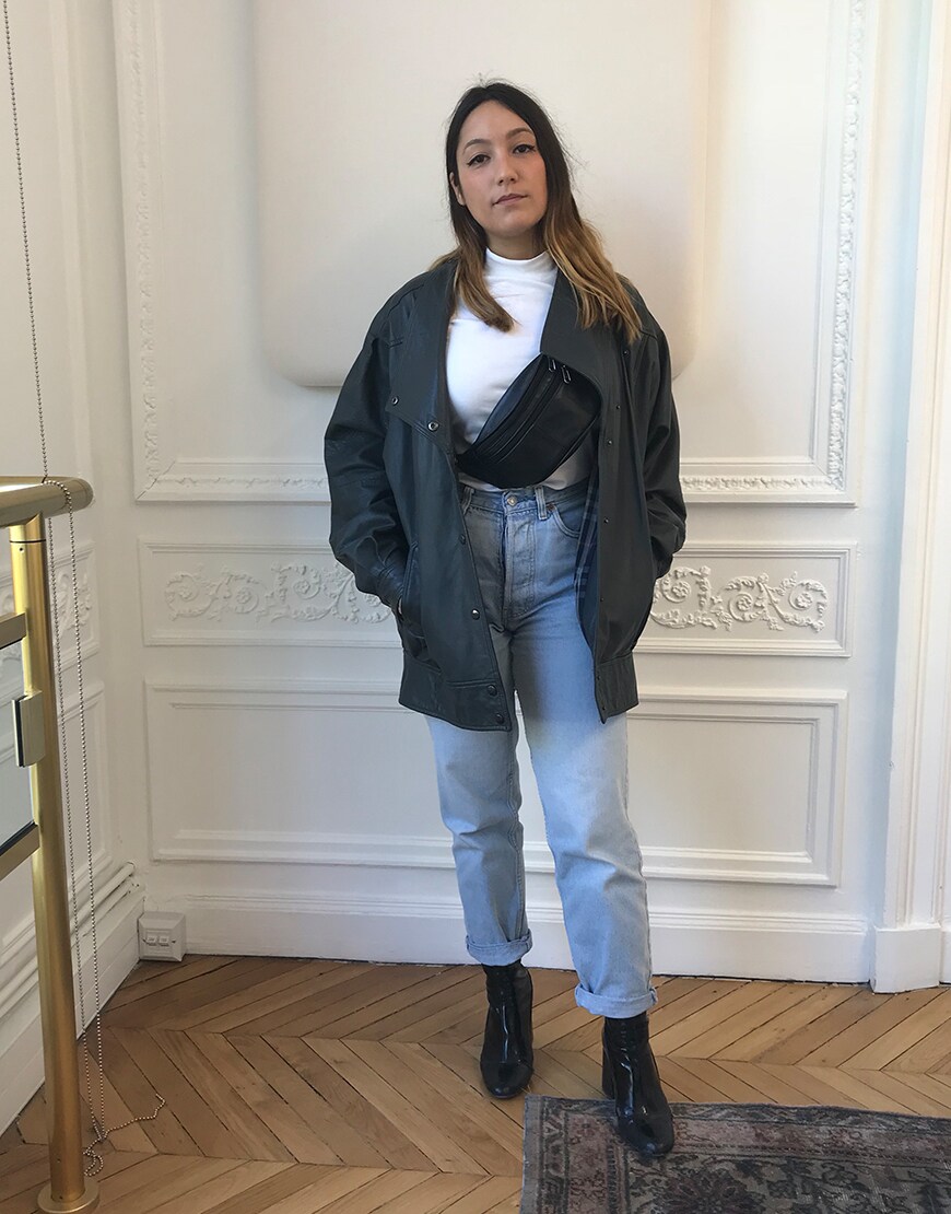 Aurore porte une veste en cuir, un col roulé et un jean