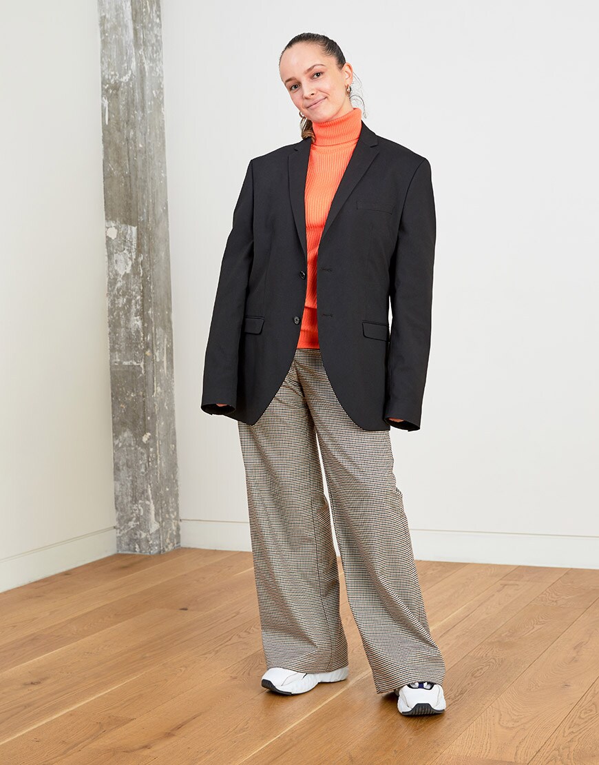 Titi porte un blazer oversize avec un col roulé fluo et des baskets
