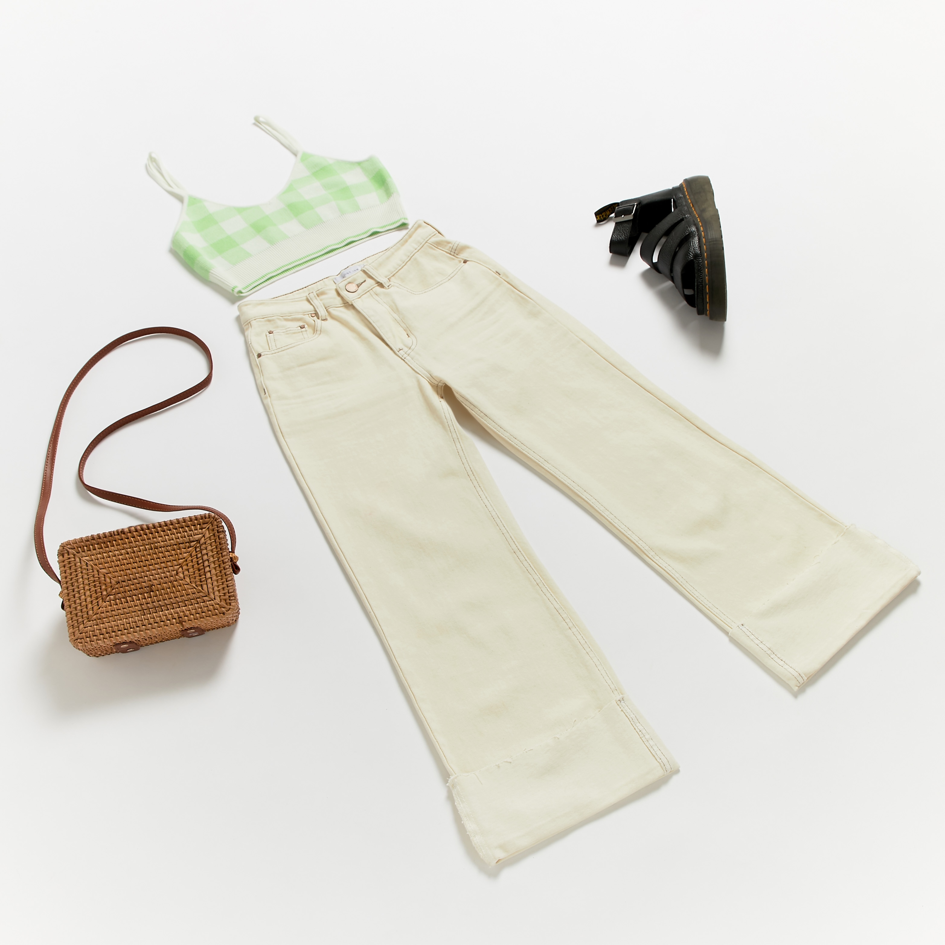Jean taille haute blanc avec crop top à carreaux, sandales épaisses et petit panier