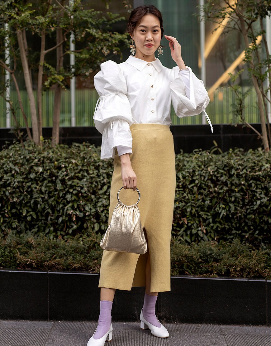 Street style tokyo : jupe tube et chemise blanche à manches bouffantes