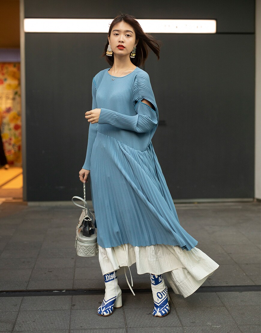 Street Style tokyo : robe bleu et jupon blanc