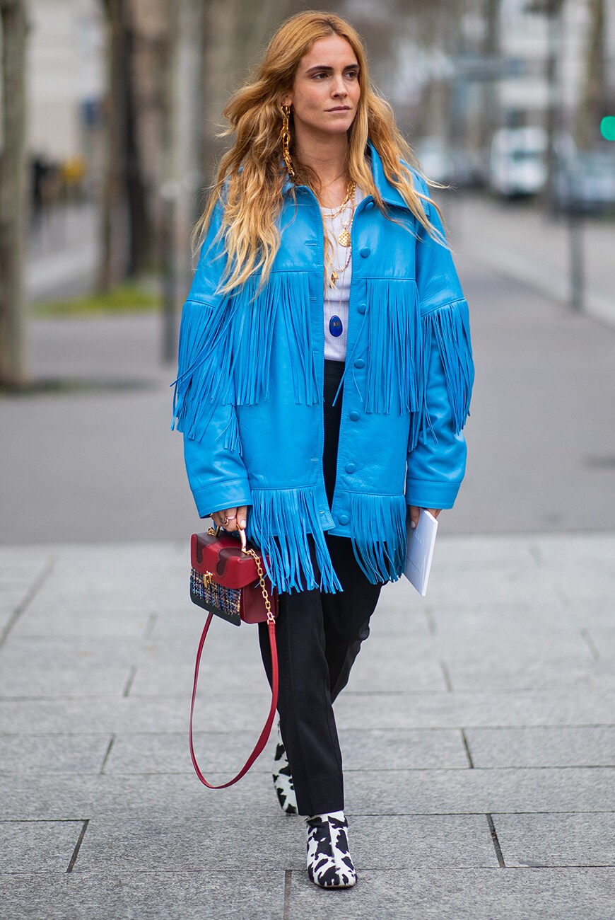Street style Blanca Miro veste à franges bleu et bottines à imprimé vache