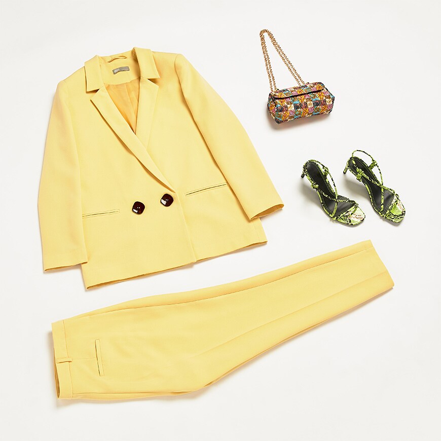 gelber Anzug mit animal print heels und gemusterter Minitasche