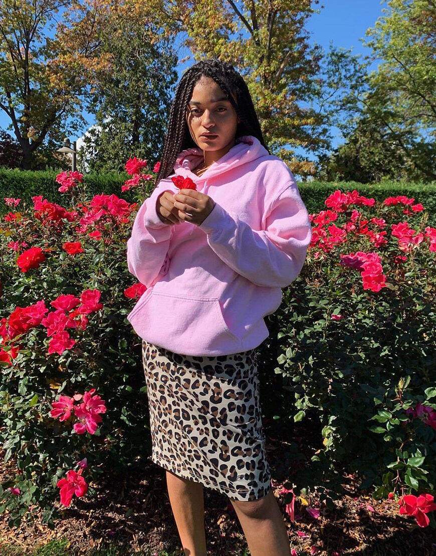 ASOS Ebony porte une jupe léopard avec un sweat rose