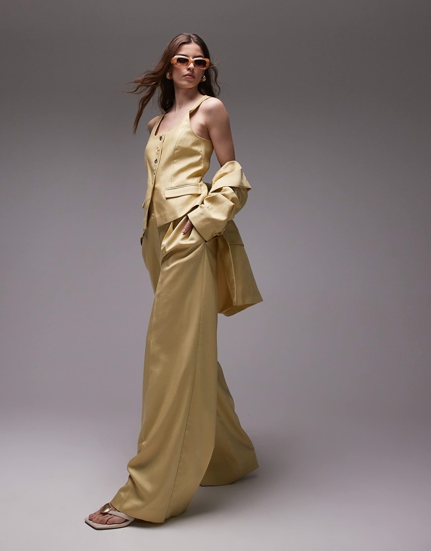 A model wearing a buttermilk suit