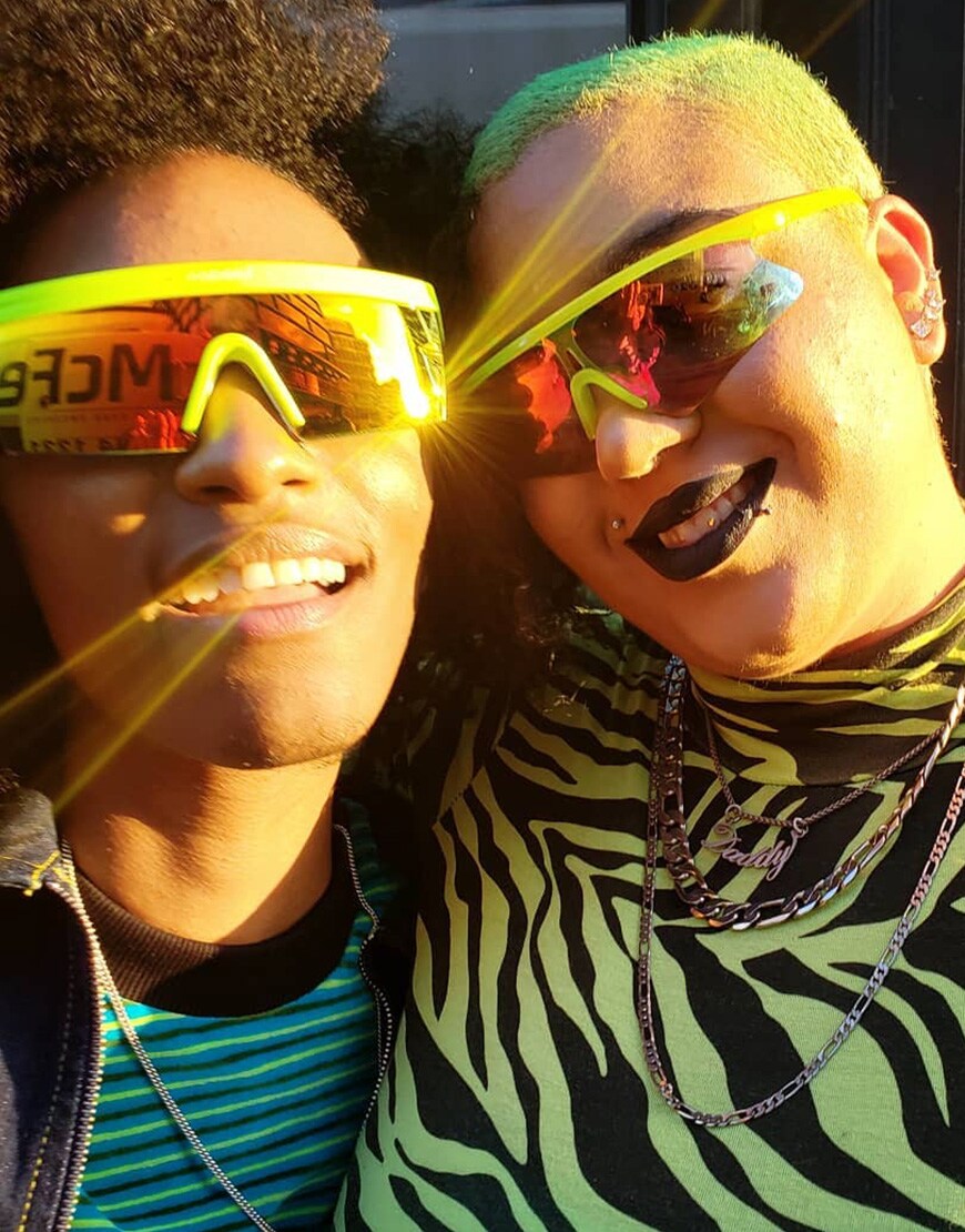 asos_ari und asos_jazzmyne selfie mit sonnenbrillen