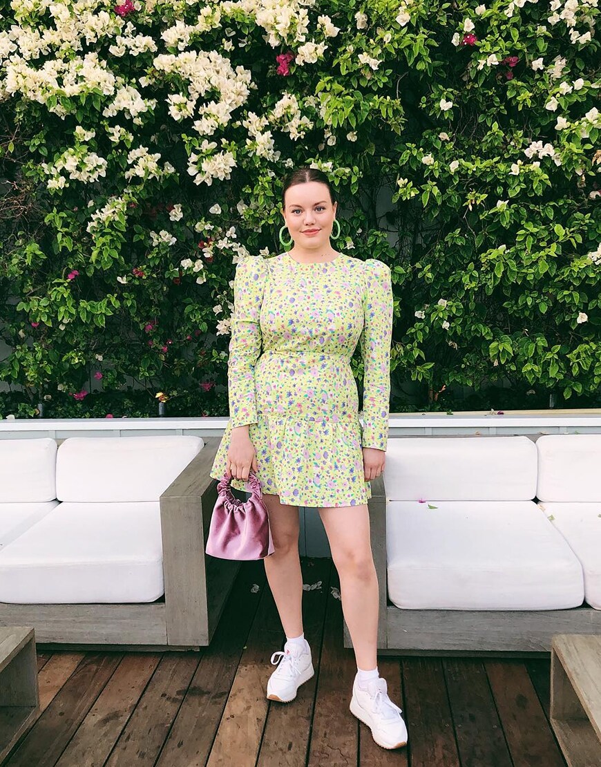 ASOS Lotte porte une robe à fleurs