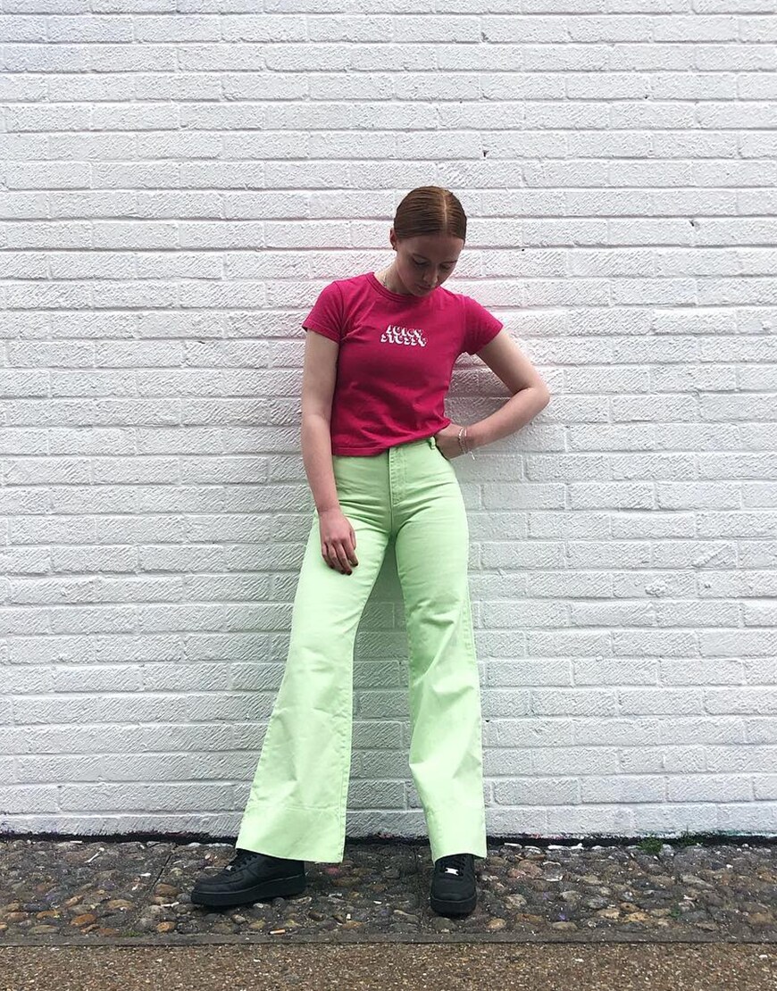 ASOS Scarlett porte un top rose avec un jean taille haute vert pâle