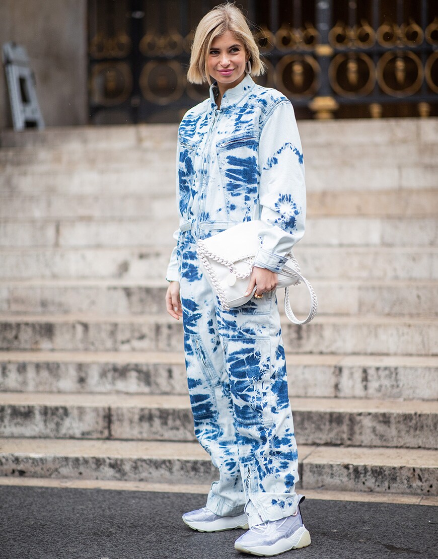 street style xenia adonts in einem batik blaumann