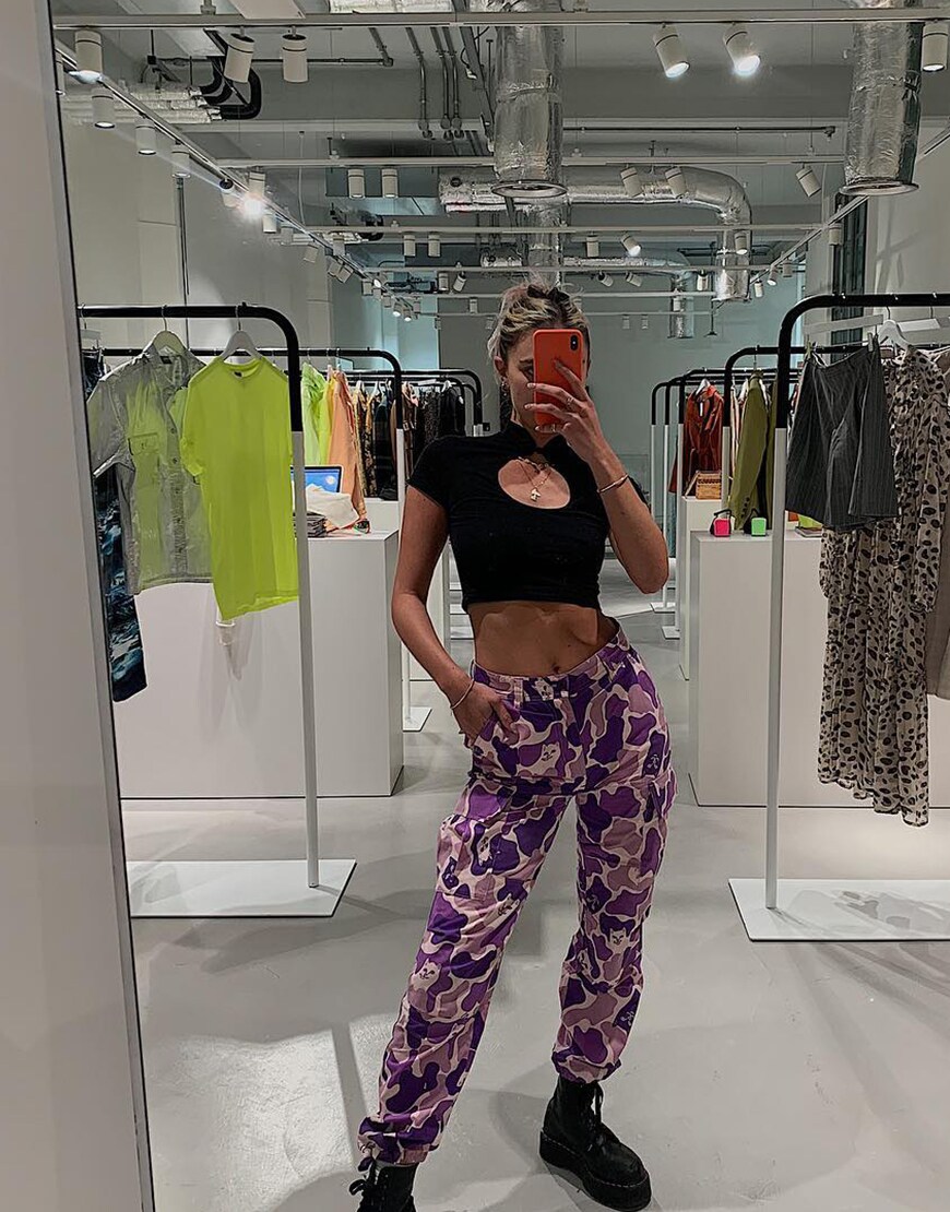 asos olive porte un pantalon cargo et un crop top