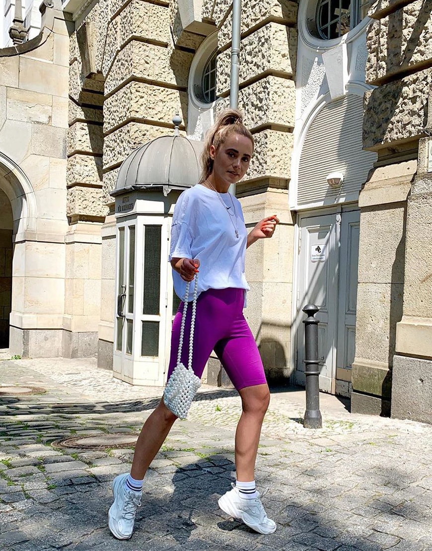 Jana porte un legging violet avec un t-shirt oversize et des baskets