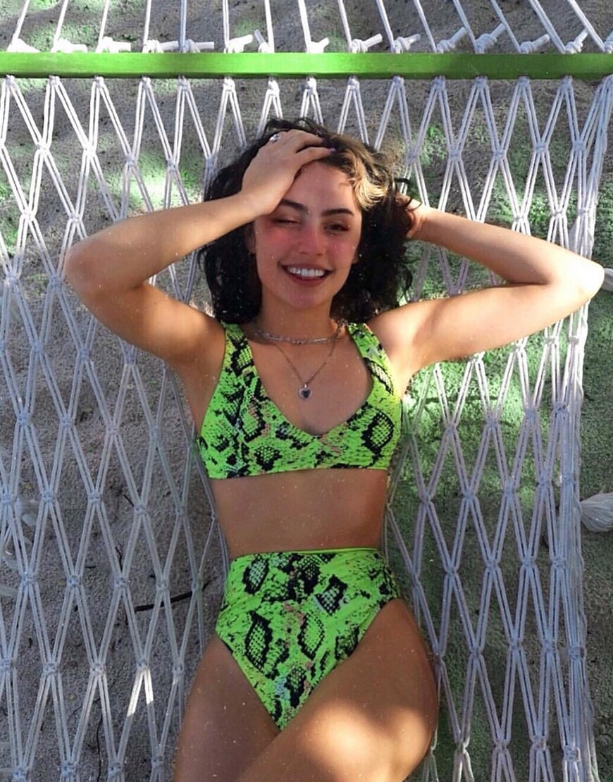 @anaellepostollec in einem neongrünen Kroko Optik bikini