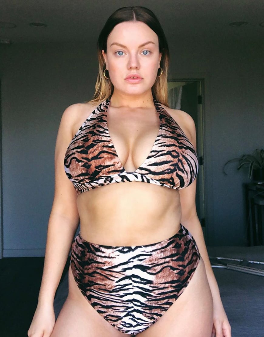 @asos_lotte in einem fuller bust bikini von asos design mit tigerprint