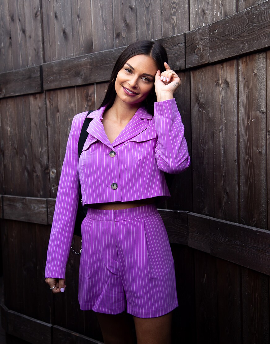Olivia porte un ensemble violet à rayures disponible sur asos