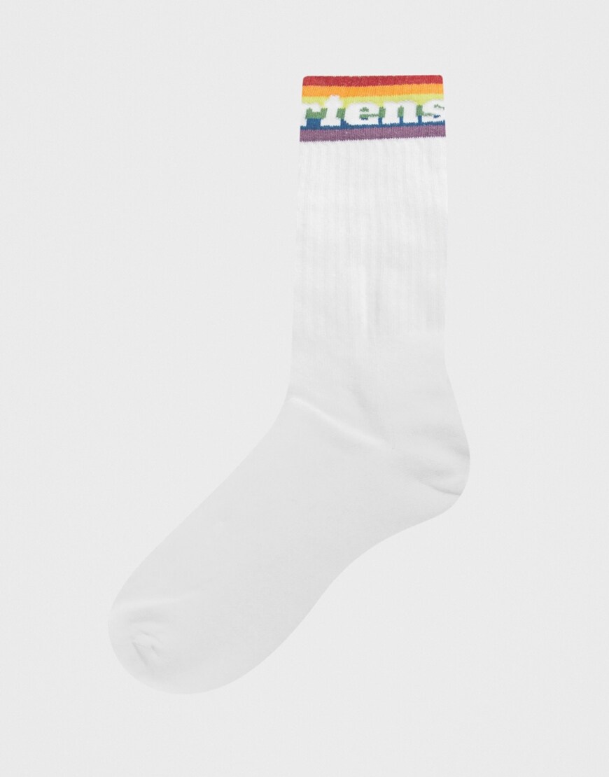 Dr Martens – Pride – Sportsocken mit Logo und Regenbogendesign