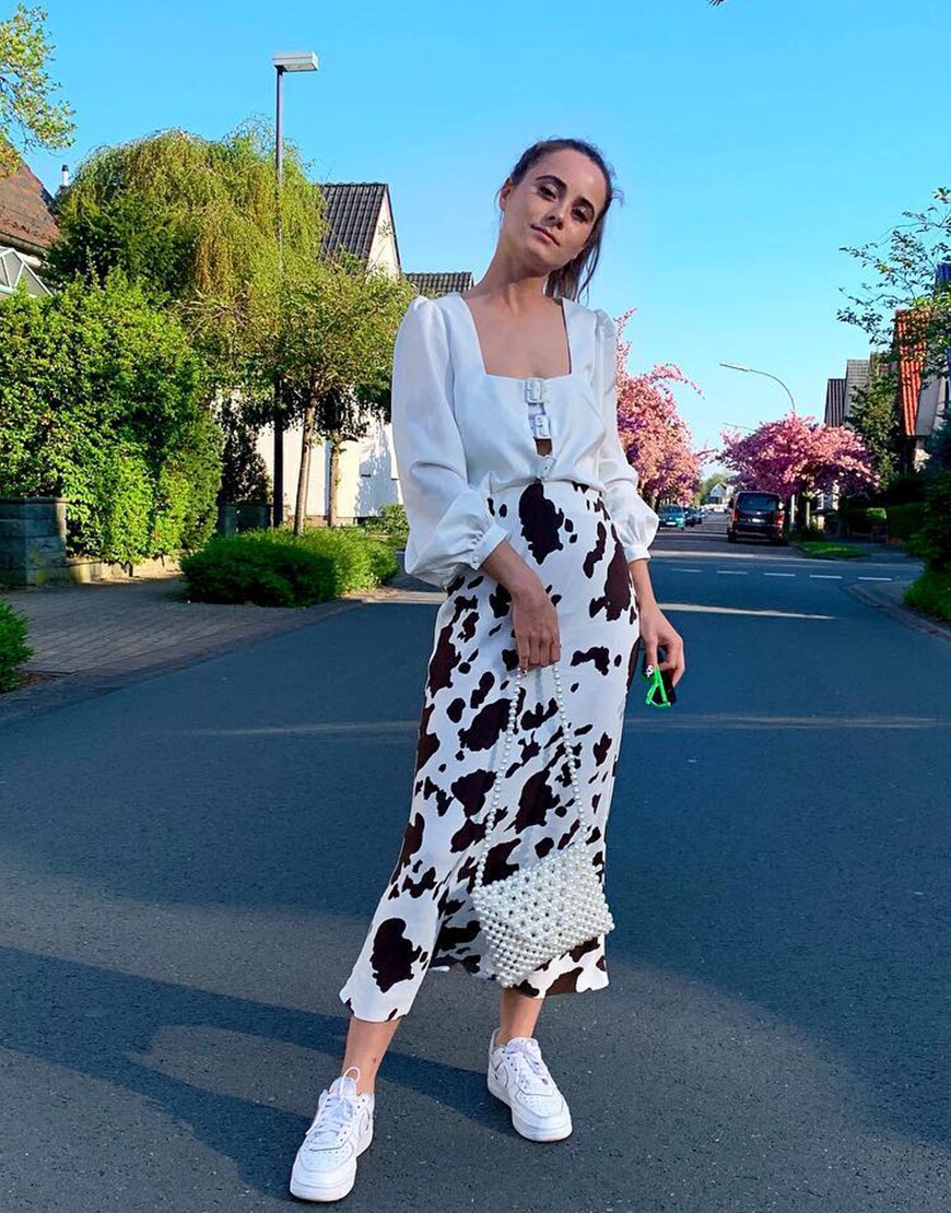 Jana porte une blouse milkmaid avec une jupe vache