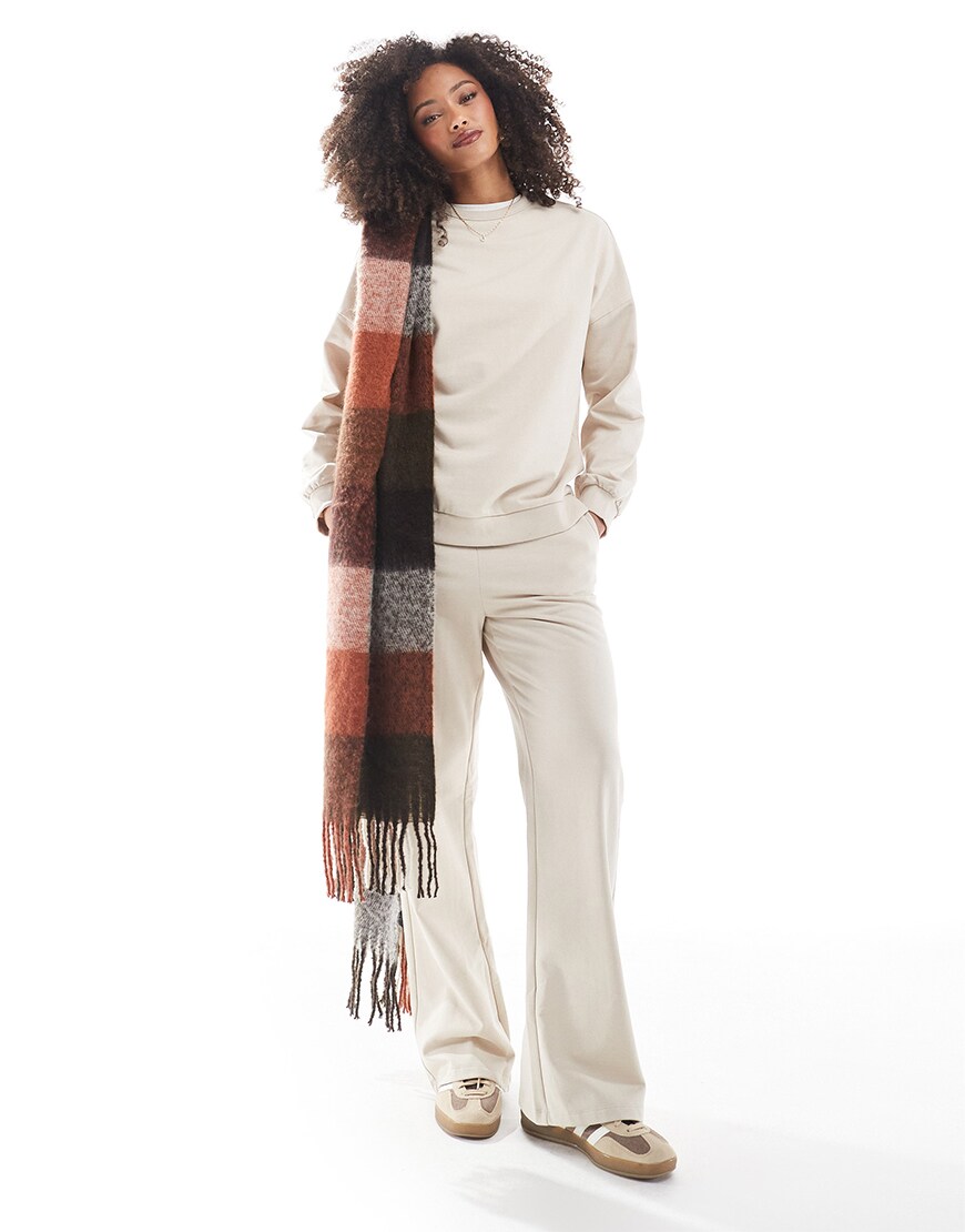 Woman wearing a light beige loungewear set