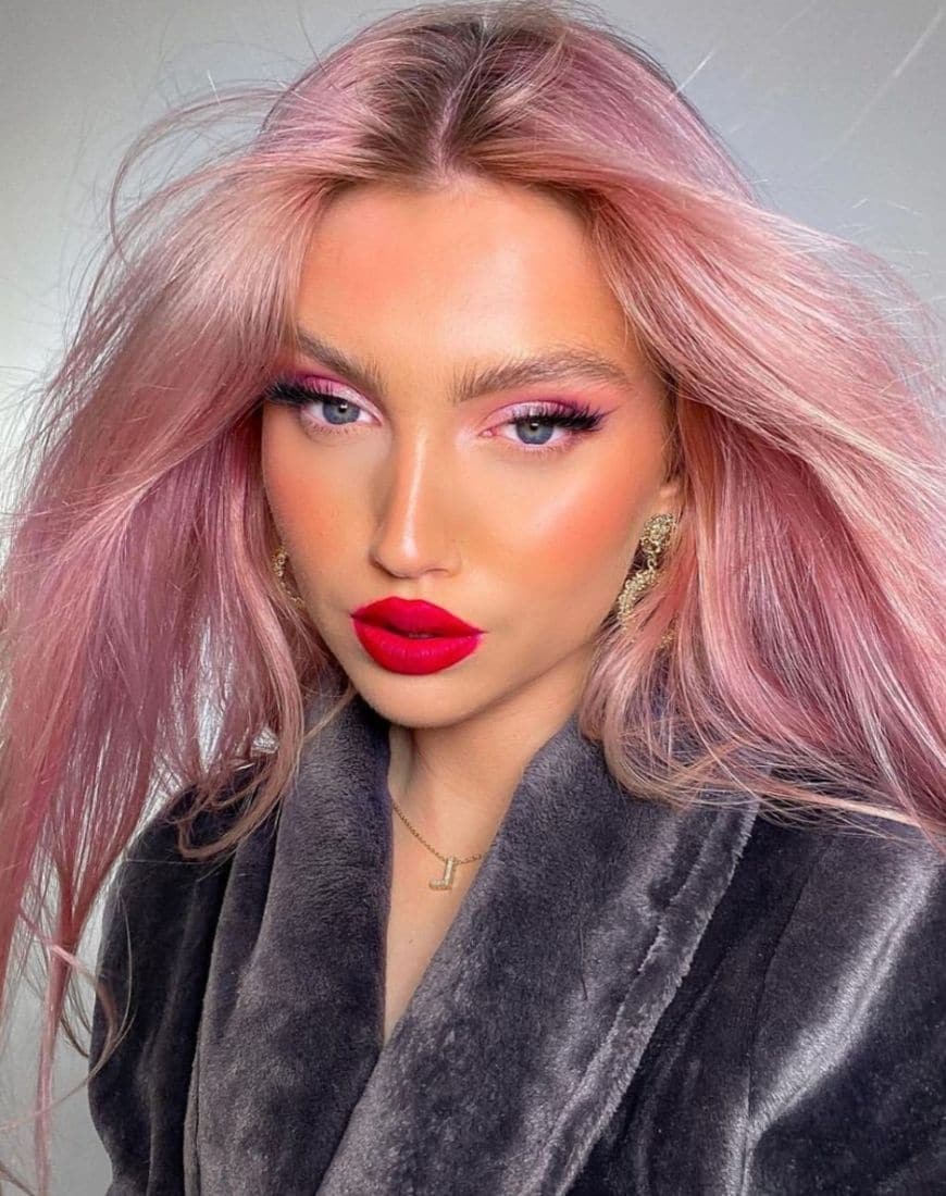 @elizabethkayeturner has dyed her hair light pink and matched her eyeshadow to her hair. She's also wearing a red lip. | ASOS Style Feed