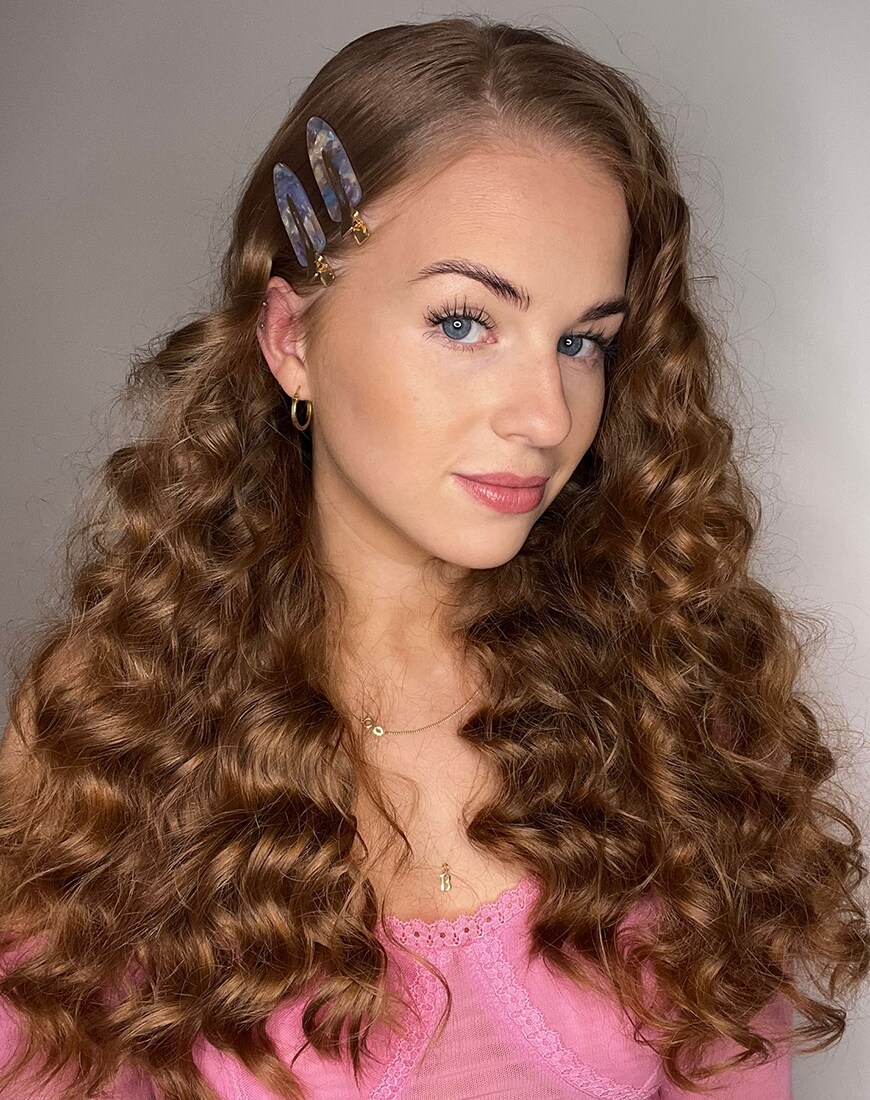 @bexweston_ with hair clips in curly hair