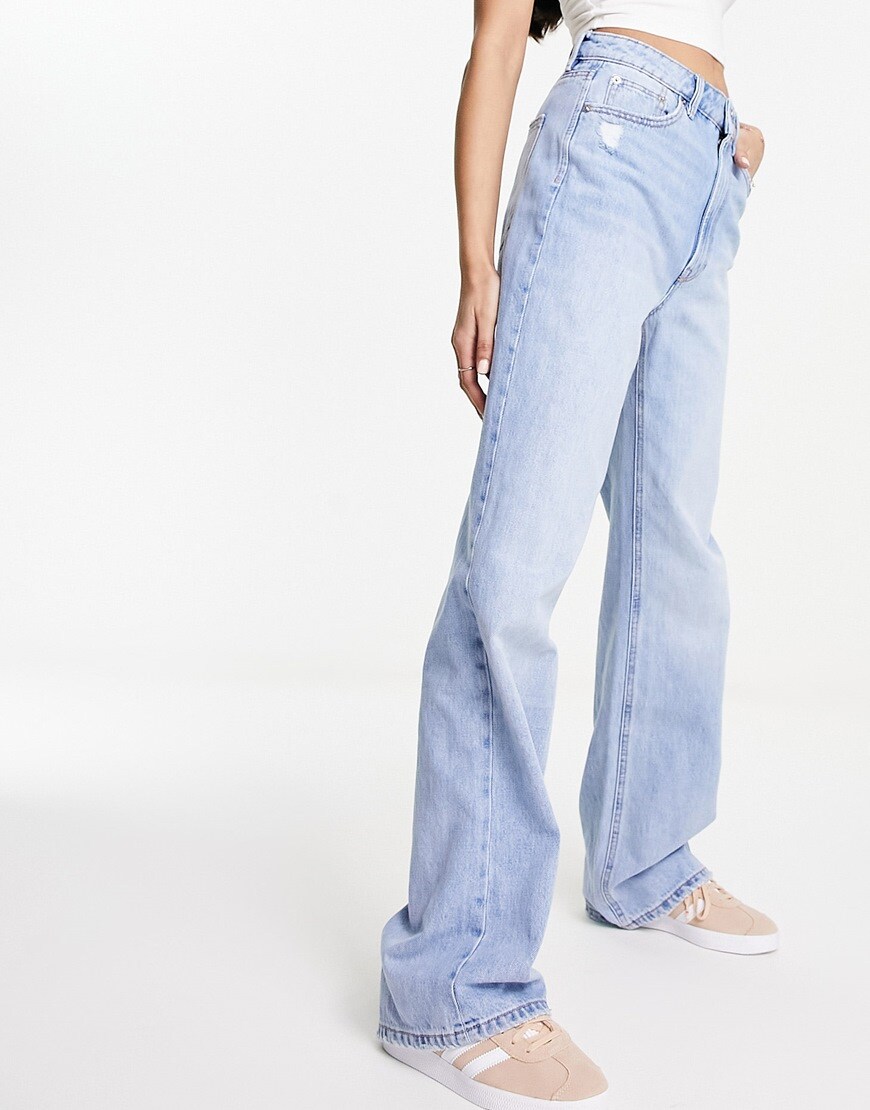 Woman wearing baggy jeans | ASOS Style Feed