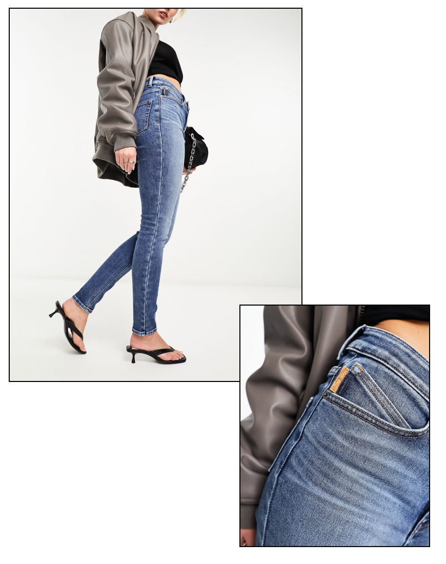 model wearing skinny jeans
