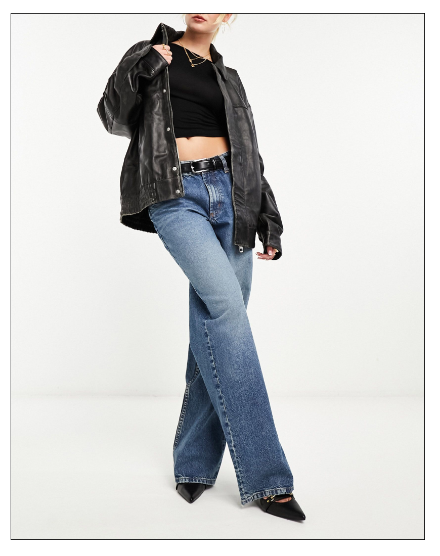 model wearing baggy boyfriend jeans