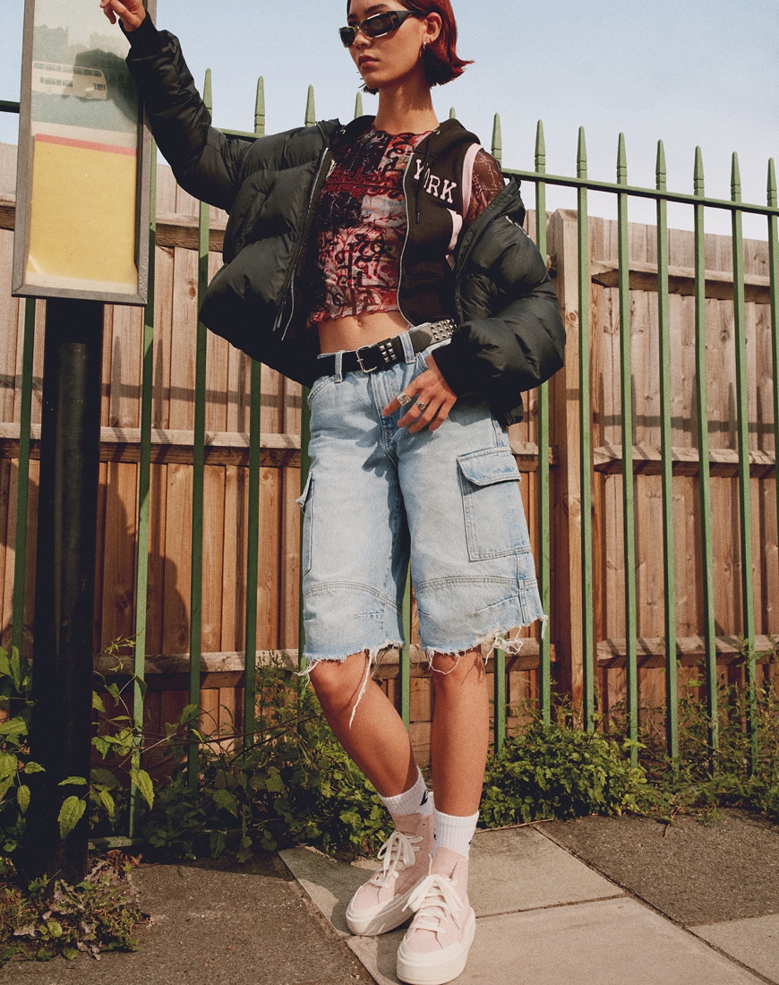 model wearing converse