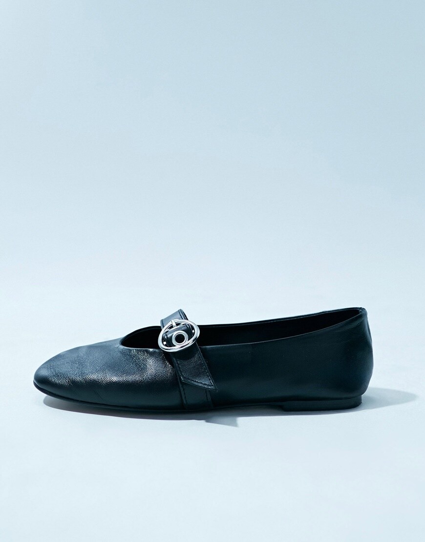 model wearing flat shoes