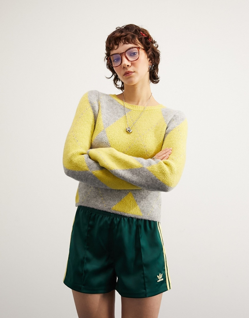 model wearing grey and yellow jumper