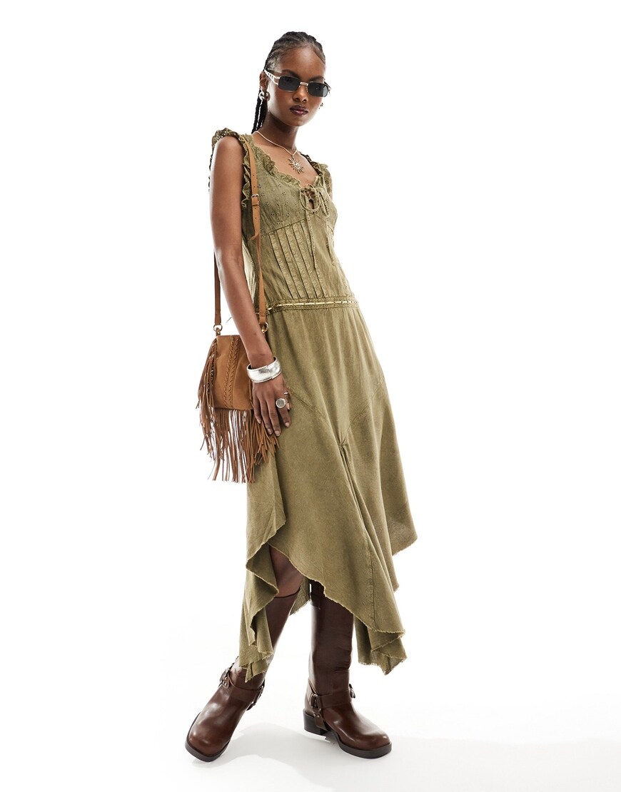model wearing brown prairie dress