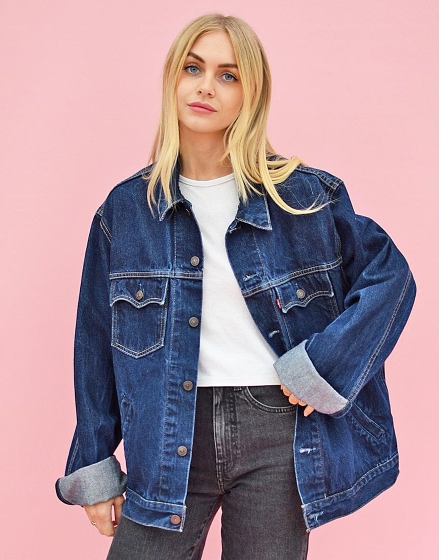moodel wearing a blue denim levis jacket