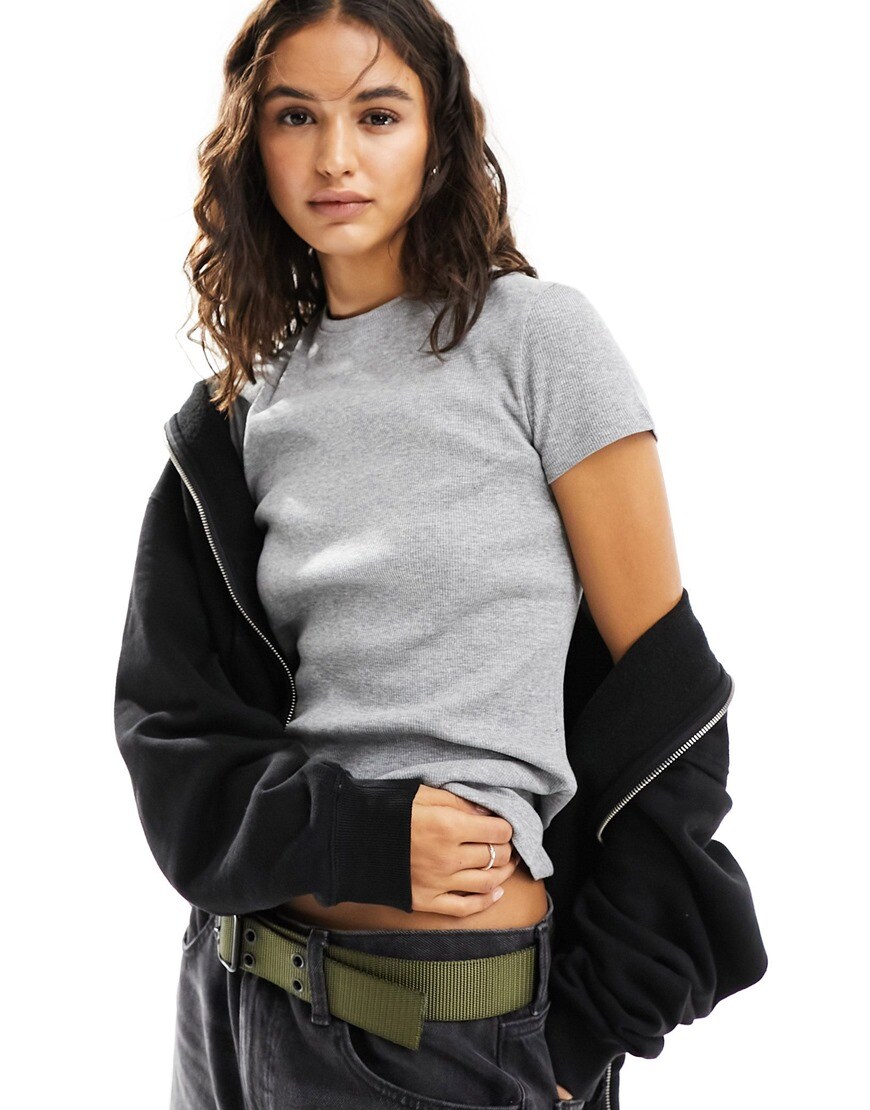 Grey short-sleeved T-shirt