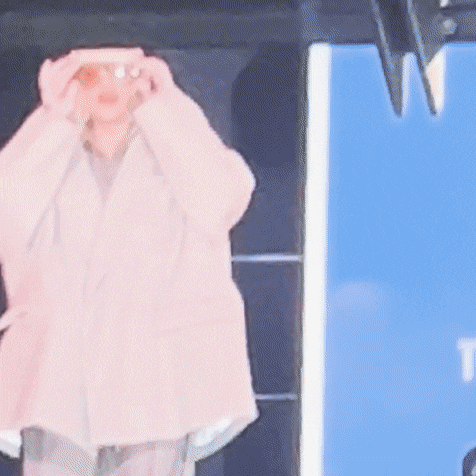 Rihanna gif waving at fans