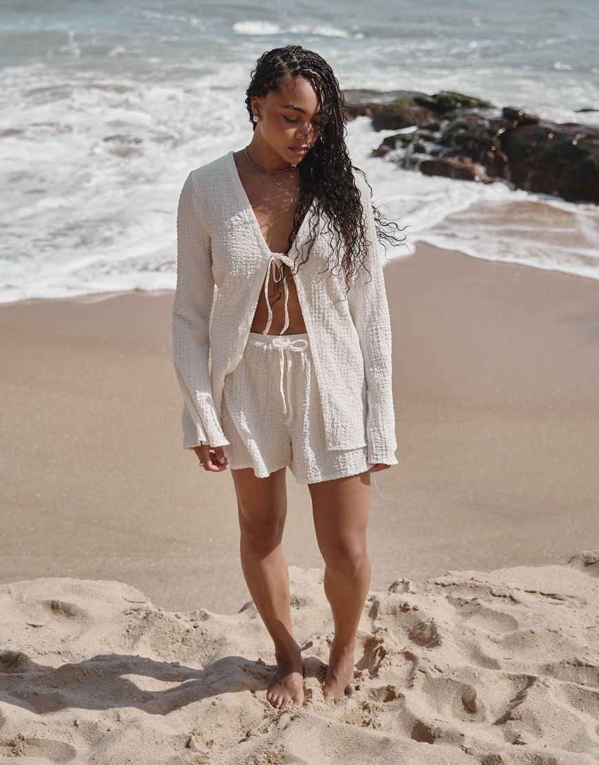 Loz Vassallo wearing a linen beach set while on the beach