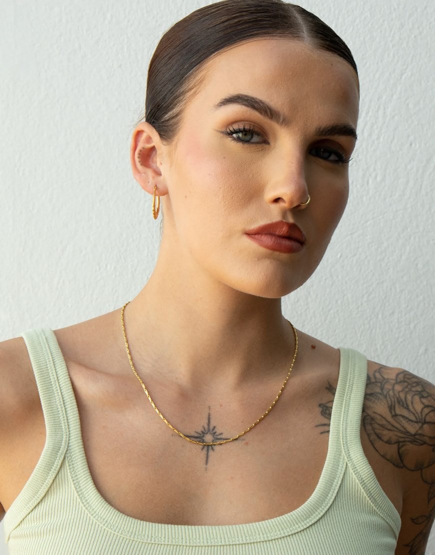 Sophie Floyd wearing plain gold chain