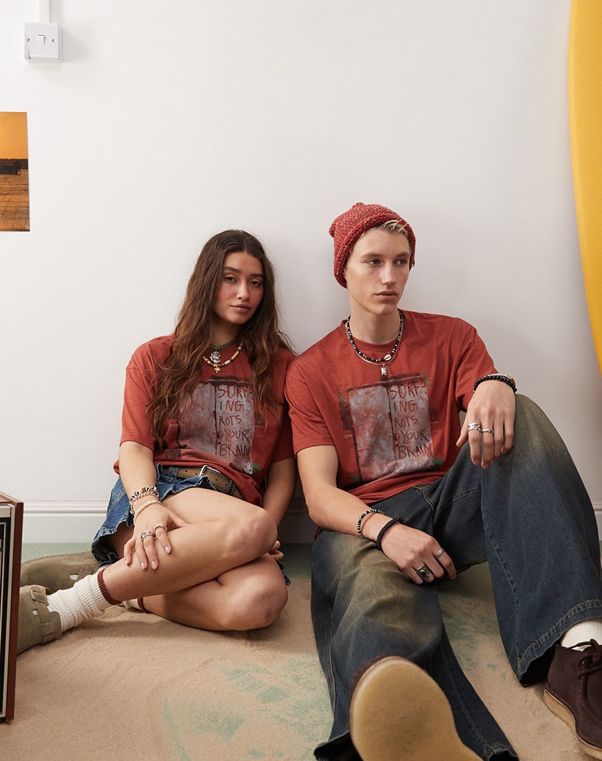 Models wearing red t-shirts that say "surfing rots your brain"