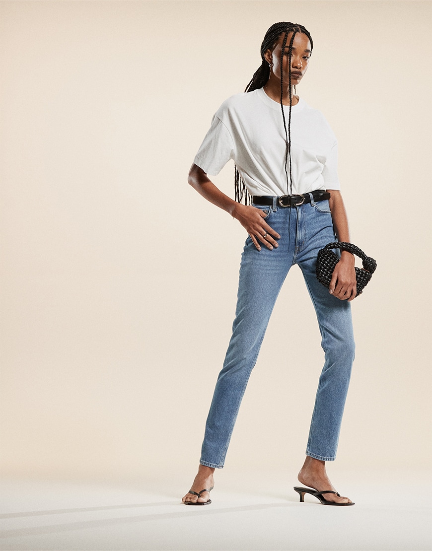 Model wearing blue skinny jeans