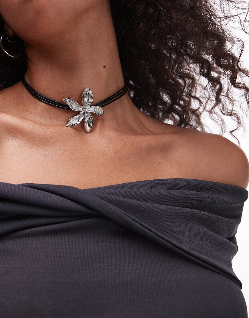 A model wearing a flower choker