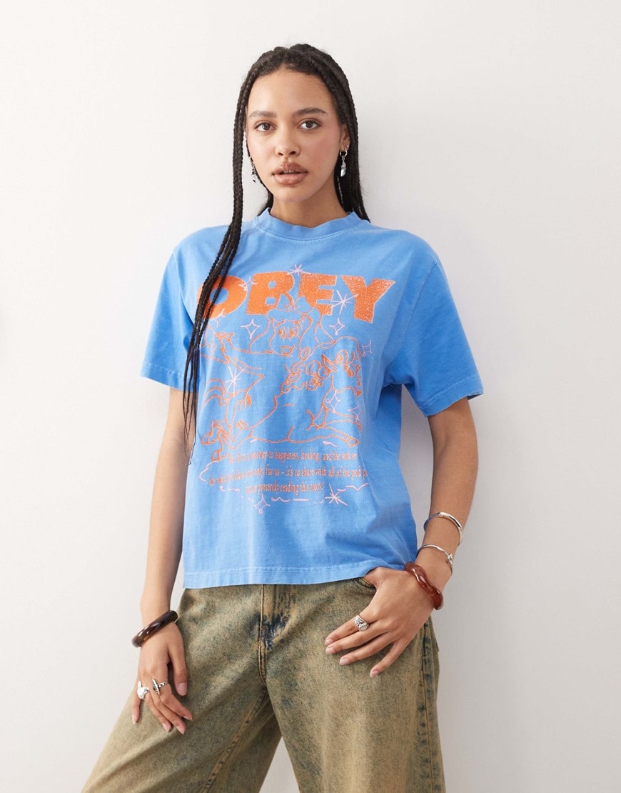 Woman wearing a blue T-shirt with orange logo