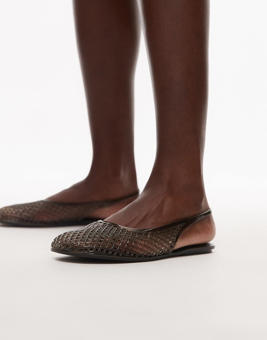 A model wearing black slingback jelly sandals 