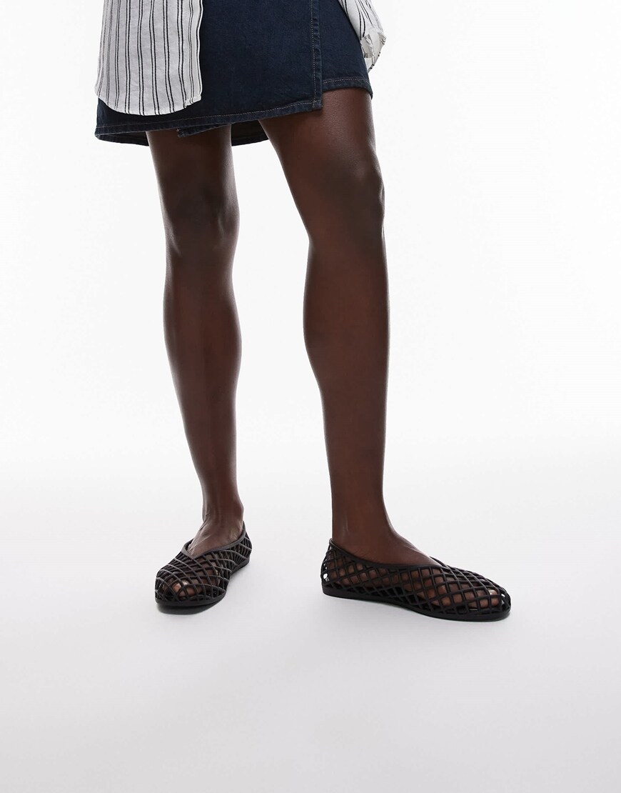 A model wearing black caged jelly shoes