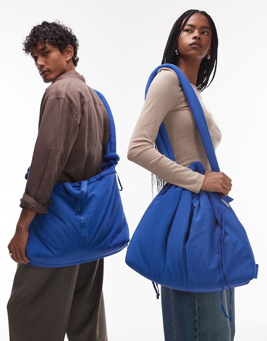 Models wearing OLEND Ona bag in blue