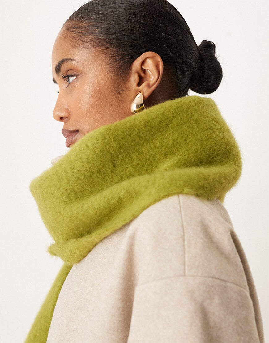 Woman wearing a green scarf