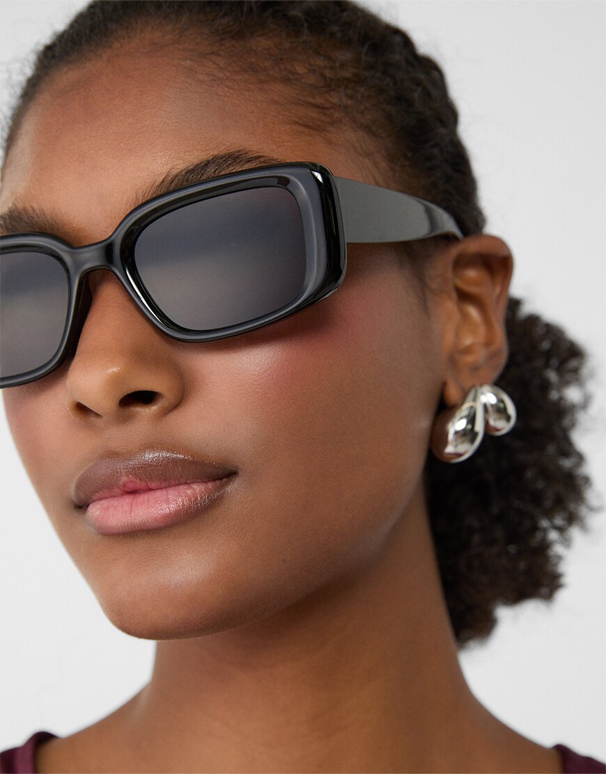 Woman wearing black sunglasses