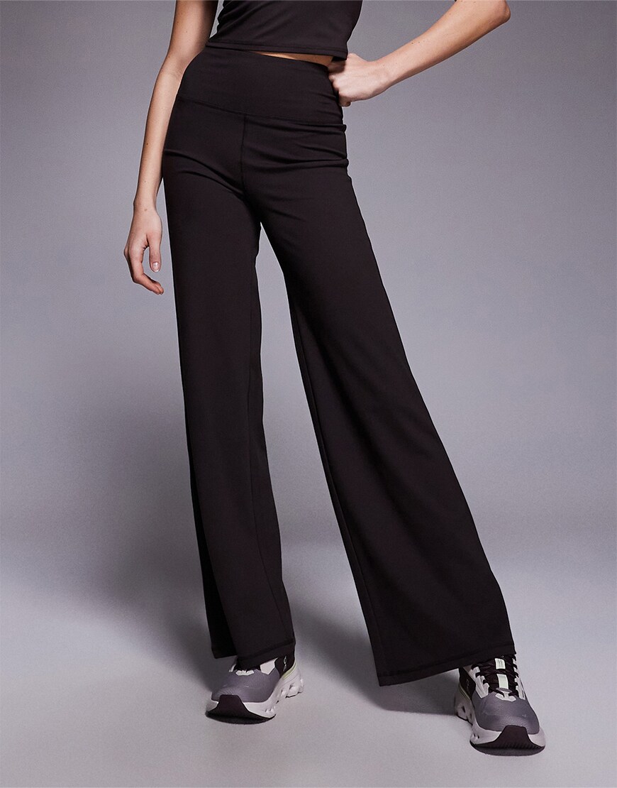 Date night outfits | Woman wearing brown trousers