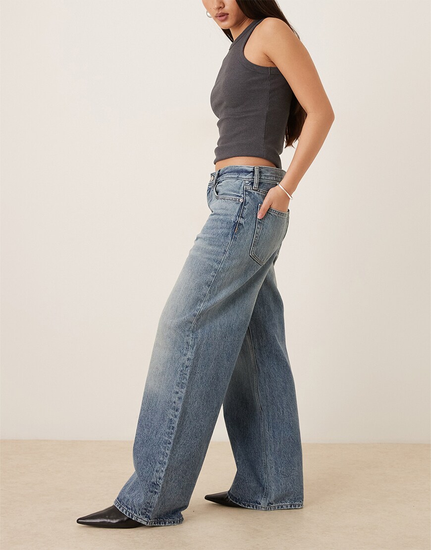 Casual date night outfits | Woman wearing baggy jeans