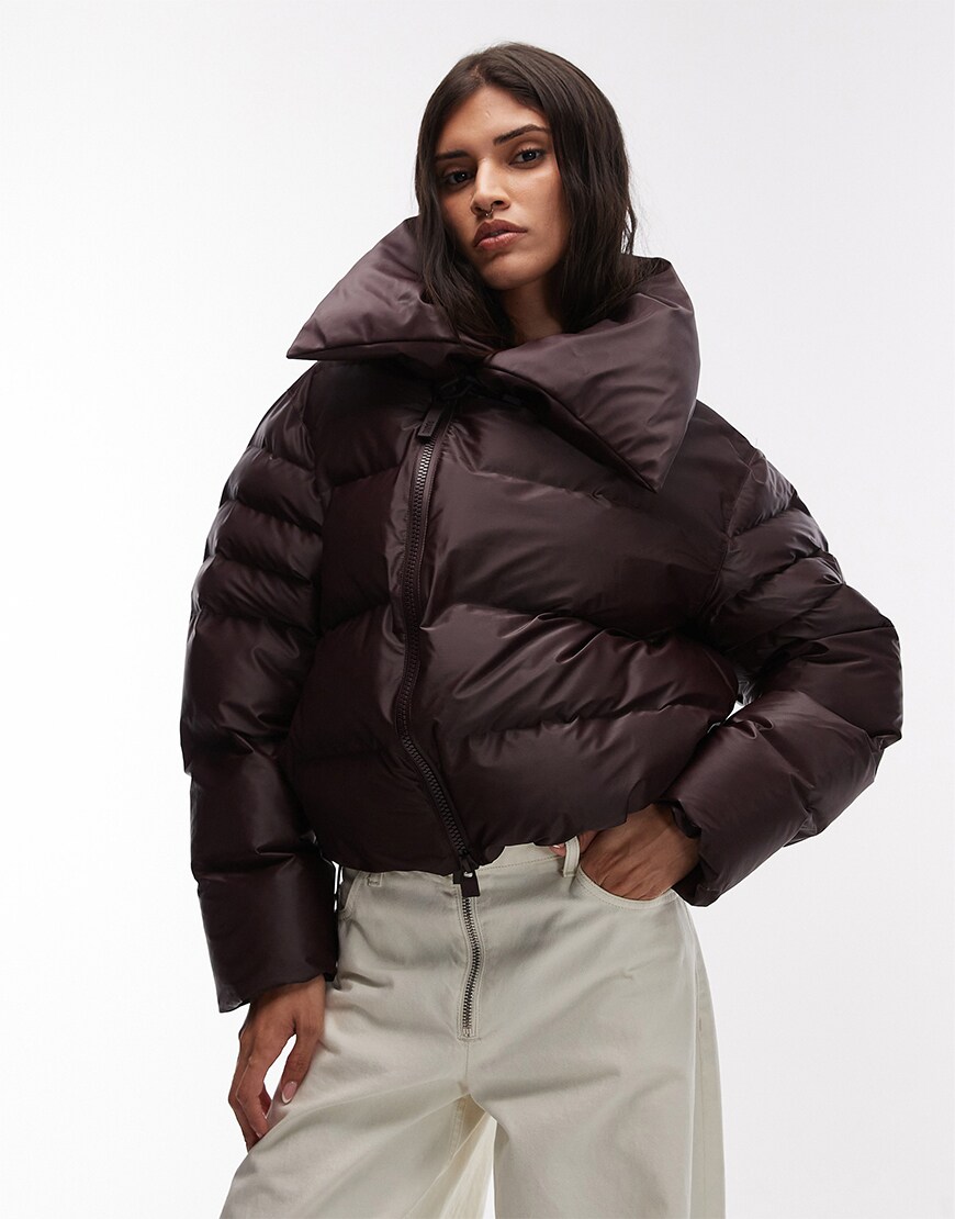 Date night looks | Woman wearing a brown jacket