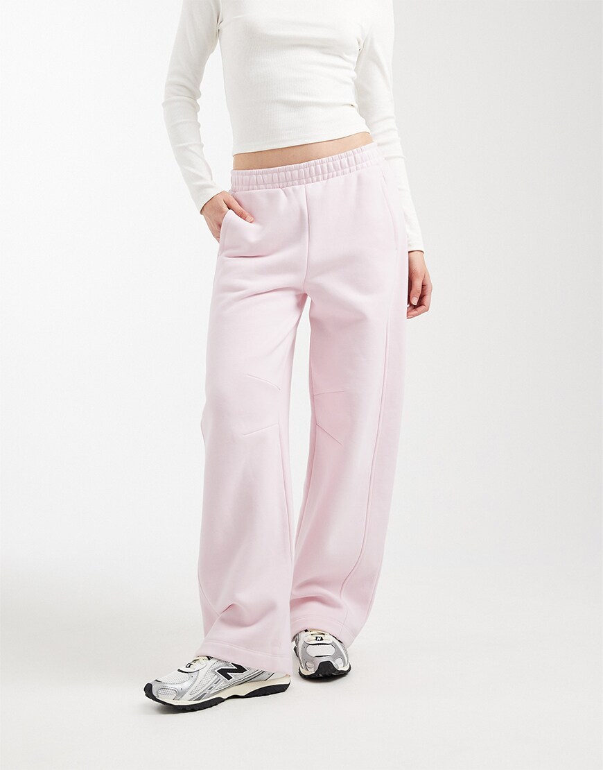 Date night clothes | First date outfit |  Woman wearing pink joggers